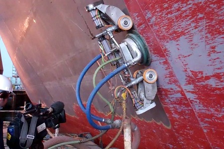 Временное нанесение краски на корпус судна во время судостроения
